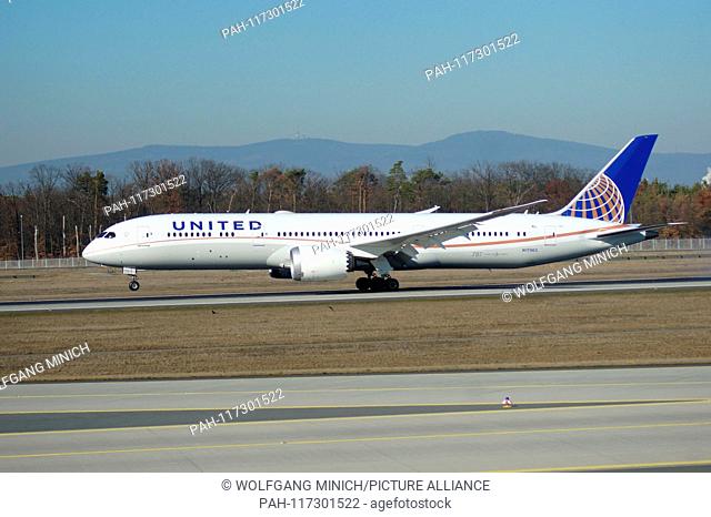A Boeing 787 Dreamliner of the US-American airline United, has just landed on the runway northwest of the airport Frankfurt Rhine-Main