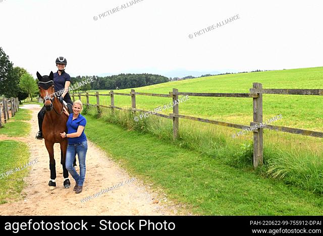 22 June 2022, Bavaria, Tuntenhausen: dpa-Exclusive: The dressage rider and Olympic champion Jessica von Bredow-Werndl and the dressage rider and daughter of the...