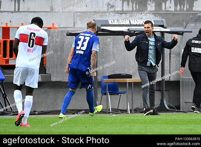 final jubilation: KSC players are happy about the derby victory. Philipp Hofmann (KSC), coach Christian Eichner (KSC). GES / Football / 2nd Bundesliga:...