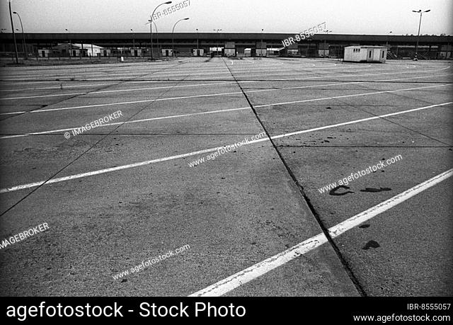 GDR, Berlin, 24 August 1990, check-in building of the former Dreilinden border crossing point, © Rolf Zoellner