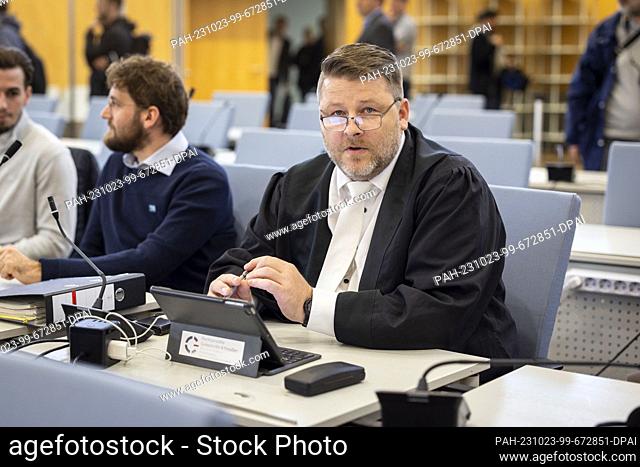 23 October 2023, North Rhine-Westphalia, Duesseldorf: Lawyer Christian Grotenhöfer represents the defendant Maan D. The 27-year-old Syrian has been on trial...