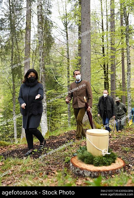 17 May 2021, Bavaria, Krün: Michaela Kaniber (CSU, l), Bavaria's Minister of Agriculture, walks past a sample urn together with Rudolf Plochmann (2nd from left)