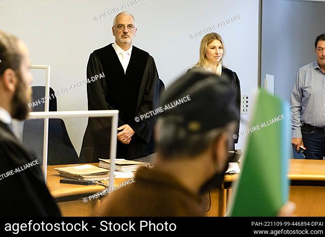 09 November 2022, Schleswig-Holstein, Kiel: Presiding judge Stefan Becker (M) stands in the hearing room. In the trial for attempted incitement to murder