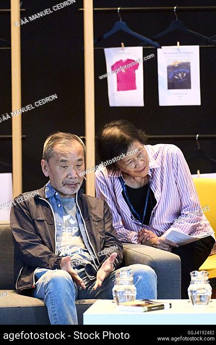 Haruki Murakami asiste a una reunión con estudiantes durante los Premios Princesa de Asturias 2023 en IES Carreno Miranda el 19 de octubre de 2023 en Aviles