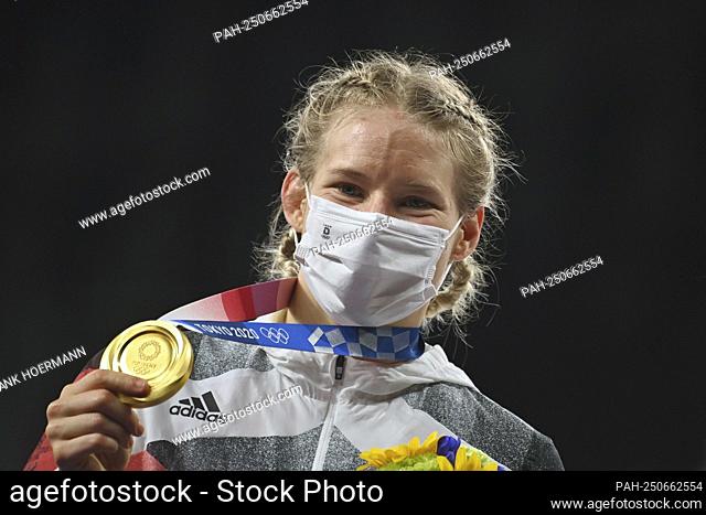 Aline Rotter Focken (GER), with medal, gold medal, winner, winner, Olympic champion, award ceremony. Single image, trimmed single motif, portrait, portrait