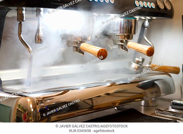 Italian style coffee machine with open steam