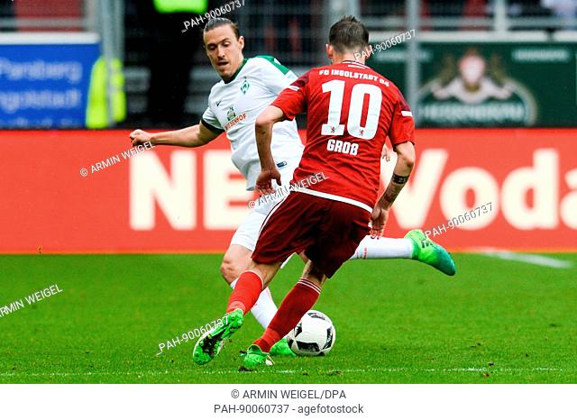 dpatop - Bremen's Max Kruse (L) and Ingolstadt's Pascal Gross vie for the ball during the German Bundesliga soccer match between FC Ingolstadt and Werder Bremen...