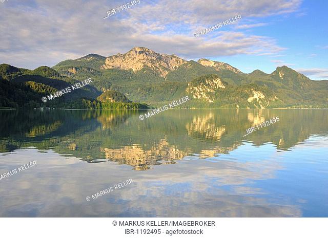 Morning mood on Kochelsee lake, in the back Mt. Herzogstand, district of Bad Toelz-Wolfratshausen, Bavaria, Germany, Europe