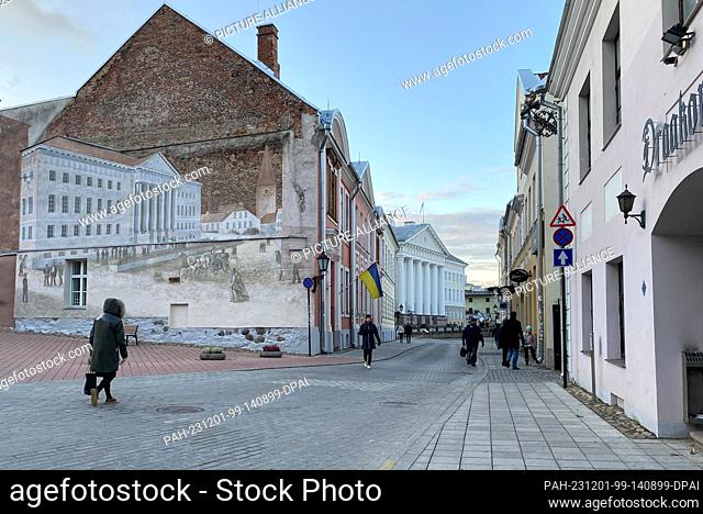 PRODUCTION - 20 October 2023, Estonia, Tartu: A mural (left) in University Street shows the main building of the University of Tartu, which is not far away