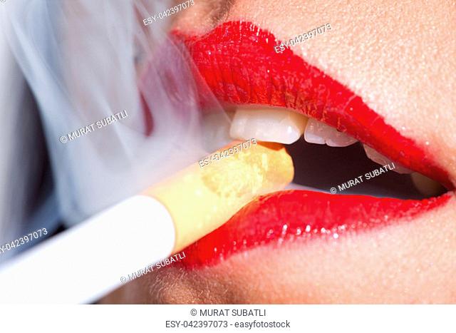 Afvigelse forbruge vant Red lipstick smoking cigarette Stock Photos and Images | agefotostock