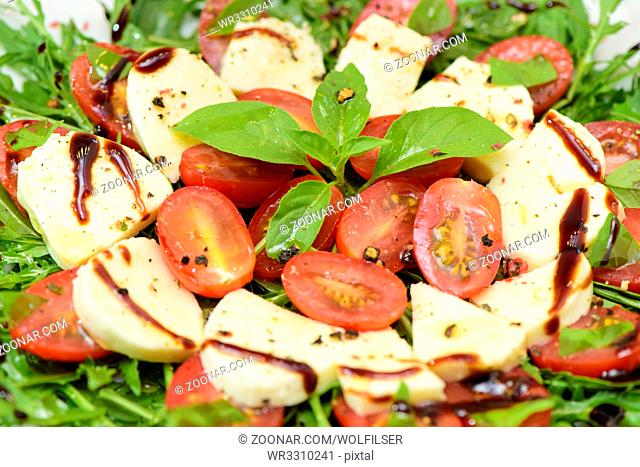 Grüner Blattsalat mit Tomaten und Mozzarella