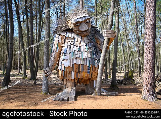 10 May 2021, Brandenburg, Beelitz: The oversized wooden sculpture ""Waldemar"" is placed at the edge of a path in the barefoot park