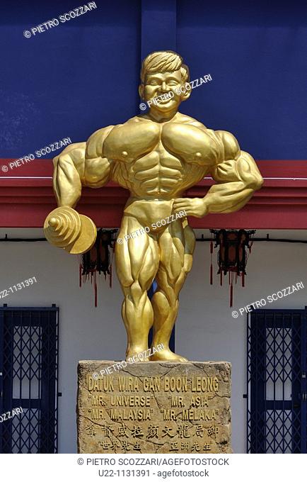 Malacca (Malaysia): big golden statue of a bodybuilder by the gym academy founded by Gan Boon Leong, former Mr. Universe, Mr. Asia and Mr