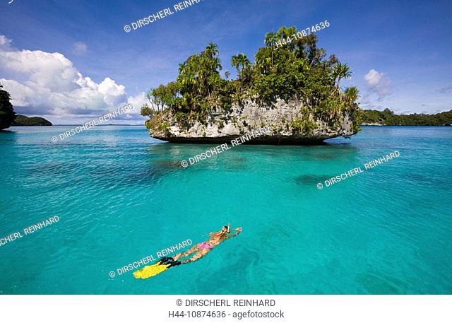 Inselwelt von Palau und Schnorchlerin, Mikronesien, Palau, Snorkeling at Islands of Palau, Micronesia, Palau