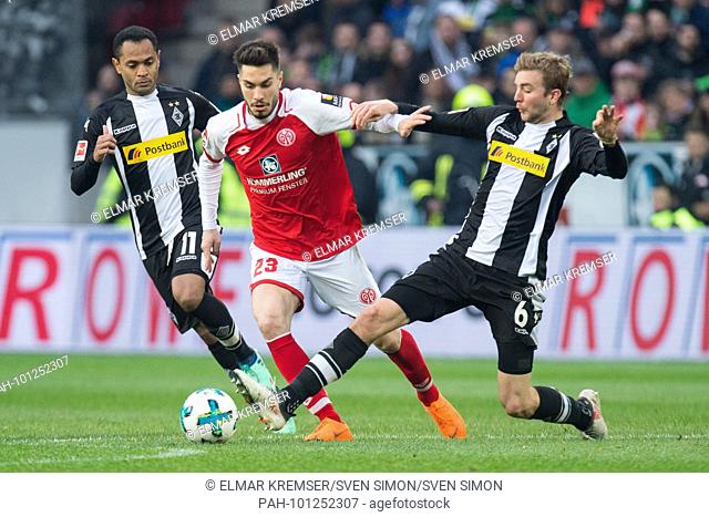 Suat SERDAR (mi., MZ) versus RAFFAEL (li., MG) und Christoph KRAMER (MG), Aktion, Kampf um den Ball, .Fussball 1. Bundesliga, 28
