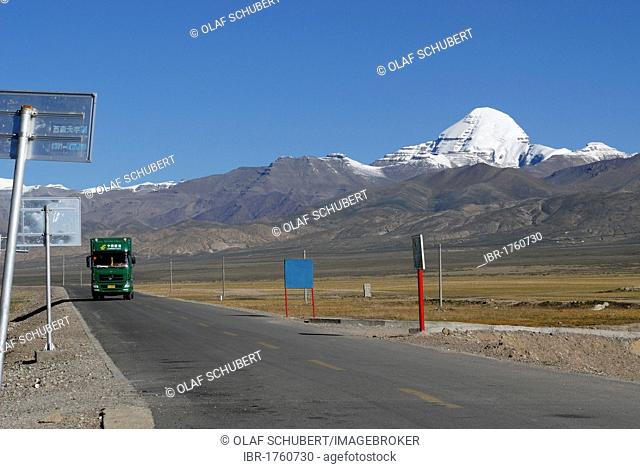 Green truck of the China Post driving on a paved road near Mount Kailash, Tibetan Kang Rinpoche, 6638 m, West Tibet, Ngari Province, Tibet, China, Asia