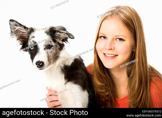 Mädchen hält Hund im Arm