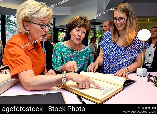 Princesa Astrid de Bélgica, Laurette Onkelinx, Junta Directiva de CHU Brugmann y Caroline Franckx, CEO de CHU Brugmann fotografió durante una visita real al...