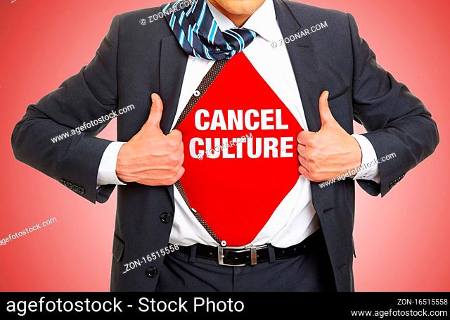 Cancel Culture Business Konzept mit rotem Schriftzug unter Shirt von Geschäftsmann
