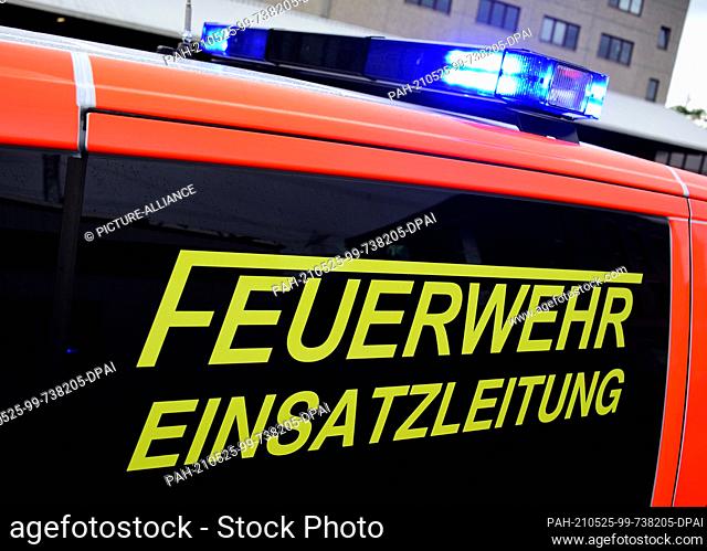 25 May 2021, Schleswig-Holstein, Oststeinbek: On a vehicle of the fire brigade the switched on blue light shines. Photo: Daniel Bockwoldt/dpa