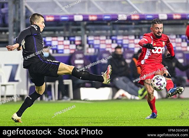 Anderlecht's Bogdan Mykhaylichenko and Standard's Maxime Lestienne fight for the ball during a soccer match between RSC Anderlecht and Standard de Liege