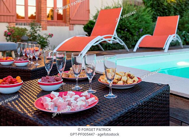 PREPARING THE APERITIF BY THE POOL, GRAND GITE DE CHARTRES, MESLAY-LE-GRENET (28), FRANCE
