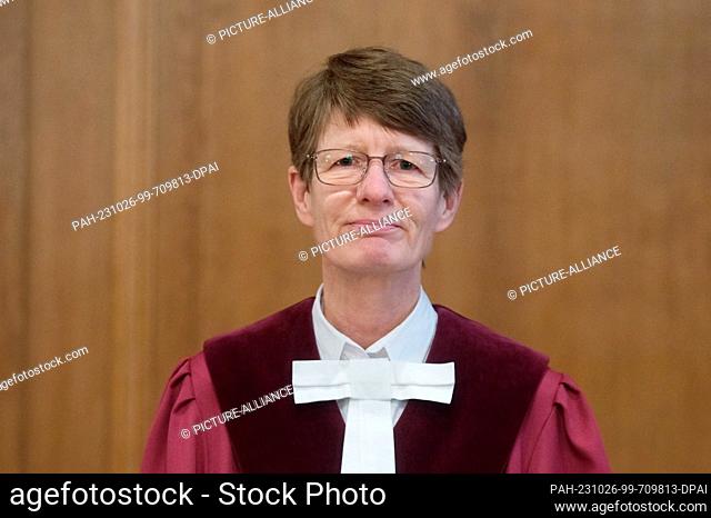 26 October 2023, Saxony, Leipzig: Renate Philipp, presiding judge at the Federal Administrative Court, stands in a courtroom (BVerwG)