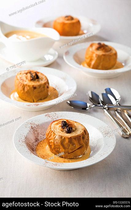 Baked apples with raisins, marzipan and chopped almonds