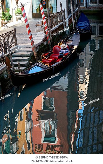 08.05.2019, Italien, Venedig: Ein Gondoliere sitzt mit seinem Laptop in seiner Gondel. | usage worldwide. - Venedig/Venetien/Italy