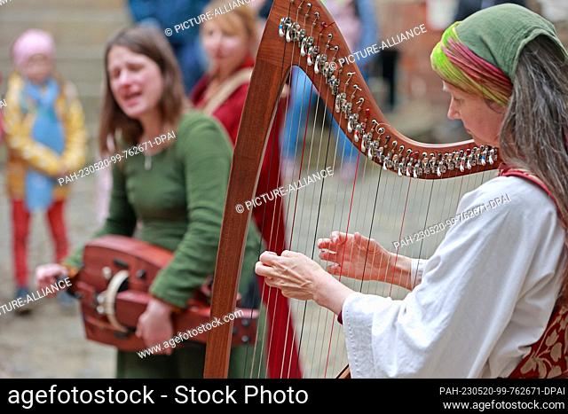 20 May 2023, Saxony-Anhalt, Falkenstein: Musicians from the group Uhlenflug entertain their audience in the castle courtyard at the knights' festival at...