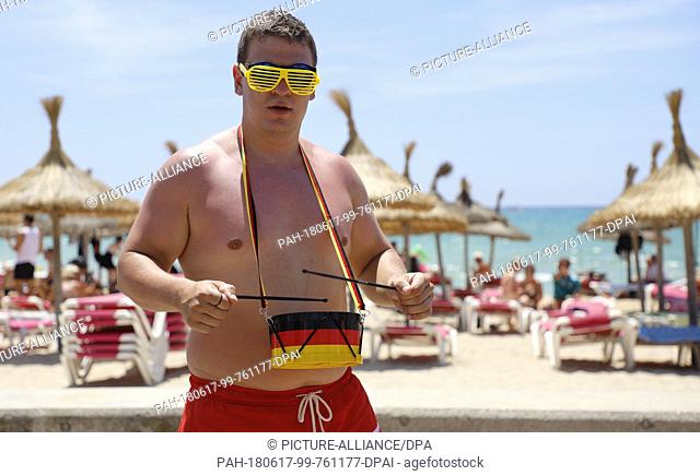 17 June 2018, Spain, Palma de Mallorca: The fan Frank cheering up the German team before the soccer World Cup game between Germany and Mexico at Arenal beach in...