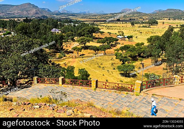 Blick von Hügel der orthodoxen Kirche Abreha wa Atsbaha bei Wukro über die Hawzien Ebene, Gheralta Region, Tigray, Äthiopien / View from the hill top of the...