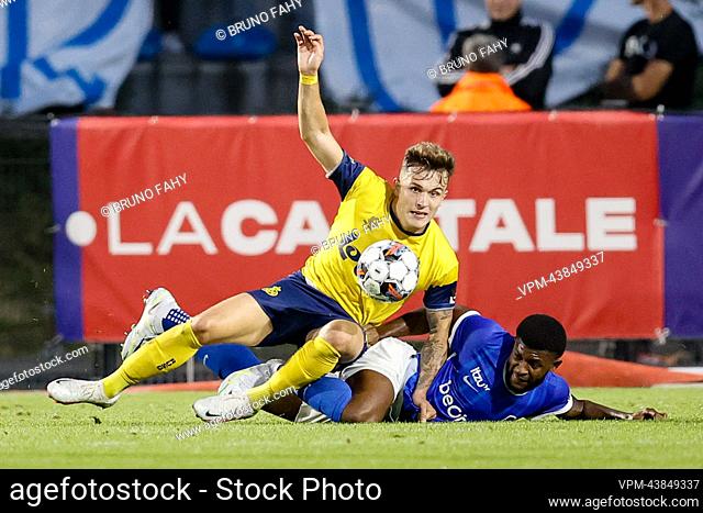 Union's Dennis Eckert and Genk's Mark McKenzie fight for the ball during a soccer match between RUSG Royale Union Saint-Gilloise and KRC Genk