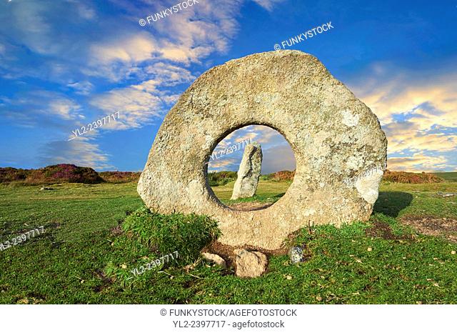 Mên-an-Tol or Men an Toll locally as the Crick Stone, late Neolithic or early Bronze Age standing stones, near the Madron, Penwith peninsula, Cornwall, England