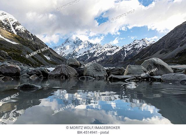 Reflection on the shore of Hooker Lake, at back Mount Cook, Hooker Valley, Mount Cook National Park, Southern Alps, Canterbury Region, Southland, New Zealand