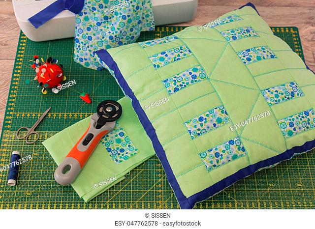 Patchwork on the sewing machine quilted stages