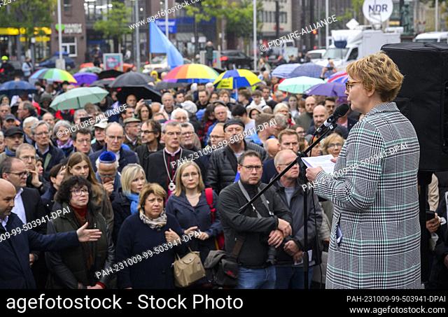 09 October 2023, Lower Saxony, Hanover: Daniela Behrens (SPD), Interior Minister of Lower Saxony, speaks at a solidarity rally for Israel at Steintorplatz