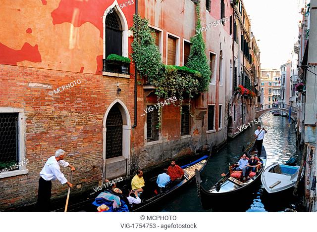 Two gondoliers negotiating a narrow canal in Venice - Venedig, Venetien; Veneto, Italien, 22/05/2007