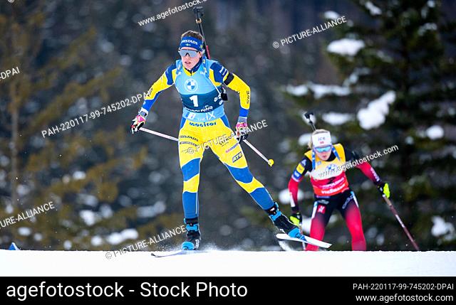 16 January 2022, Bavaria, Ruhpolding: Biathlon: World Cup, pursuit 10 km in Chiemgau Arena, women. Elvira Öberg (l) from Sweden and Marte Olsbu Röiseland from...