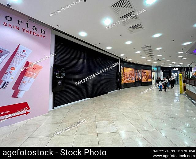 15 December 2022, Russia, Moskau: There are hardly any people in a shopping arcade in the Yevropeysky shopping center. Many boutiques and flagship stores