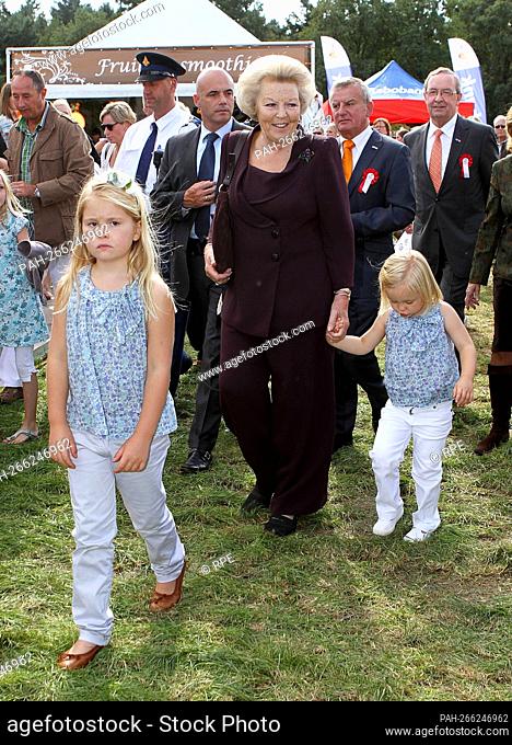 Kˆnigin Beatrix und Prinzessin Amalia und Prinzessin Ariane von Holland der Niederlande Besuch Breda Hippique at the estate Prinsenhof Enkel *** Local Caption...