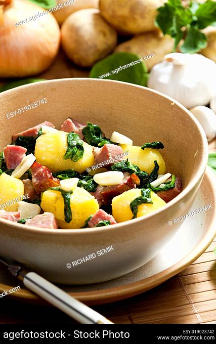 potatoes with smoked meat, spinach and garlic