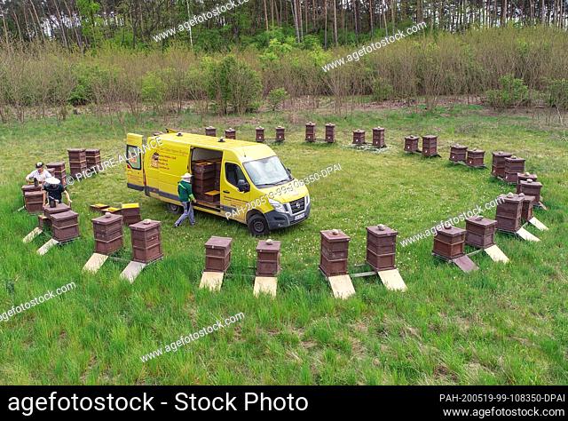 18 May 2020, Brandenburg, Briesen: In the circle are hives (bee boxes, where the honeycombs are hung) from the beekeeping Bernd Janthur and Martin Müller GbR on...