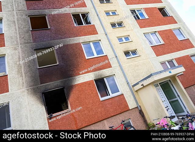 08 August 2021, Mecklenburg-Western Pomerania, Ducherow: A destroyed window is seen after the extinguished fire in a large apartment on the 1st floor of an...