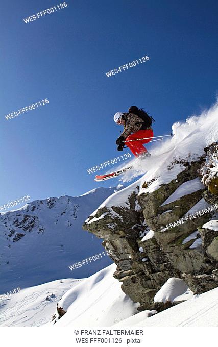 Austria, Tirol, Kitzsteinhorn, Man skiing in powder snow
