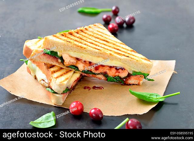 Toast mit gegrillter Hähnchenbrust, Blattspinat , Cranberries und Käse frisch aus dem Kontaktgrill - Pressed toast with grilled chicken breast, spinach