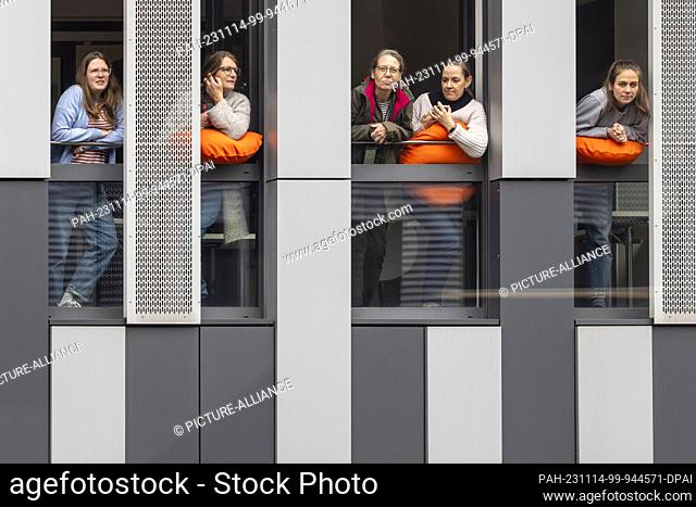 14 November 2023, North Rhine-Westphalia, Duisburg: Employees of the University of Duisburg-Essen look out of an office window during the visit of the Dutch...