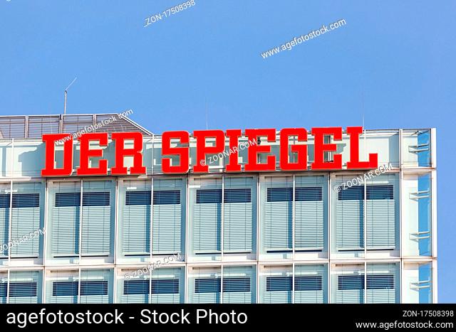 Hamburg, Deutschland - 21. April 2021: Der Spiegel Logo Hauptsitz an der Ericusspitze in der HafenCity in Hamburg, Deutschland