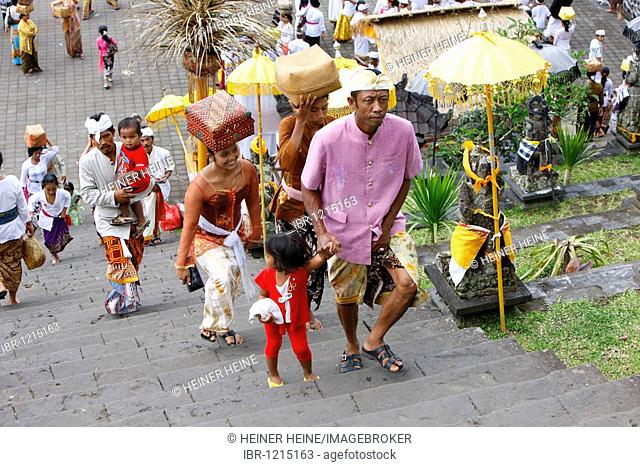 Pilgrims with sacrificial offerings, Hindu New Year Festival, Pura Besakhi, held every 10 years, at Agung volcano, 2567m, Bali, Republic of Indonesia, Asia