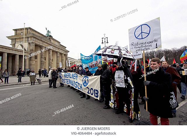 GERMANY , BERLIN, Easter march go between the Brandenburg Gate and the Reichstag - Berlin, Berlin, GERMANY, 30/03/2013
